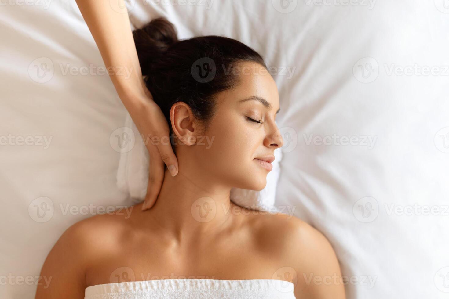 senhora recebendo uma relaxante massagem tratamento para dela pescoço dentro de casa foto