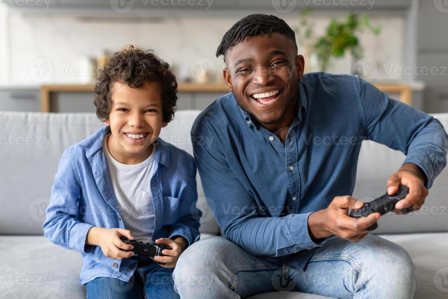 pai e filho rindo enquanto jogando vídeo jogos foto