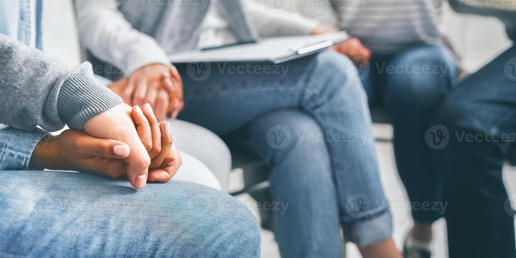 grupo do viciado pessoas segurando mãos apoiando cada de outros dentro reabilitação foto