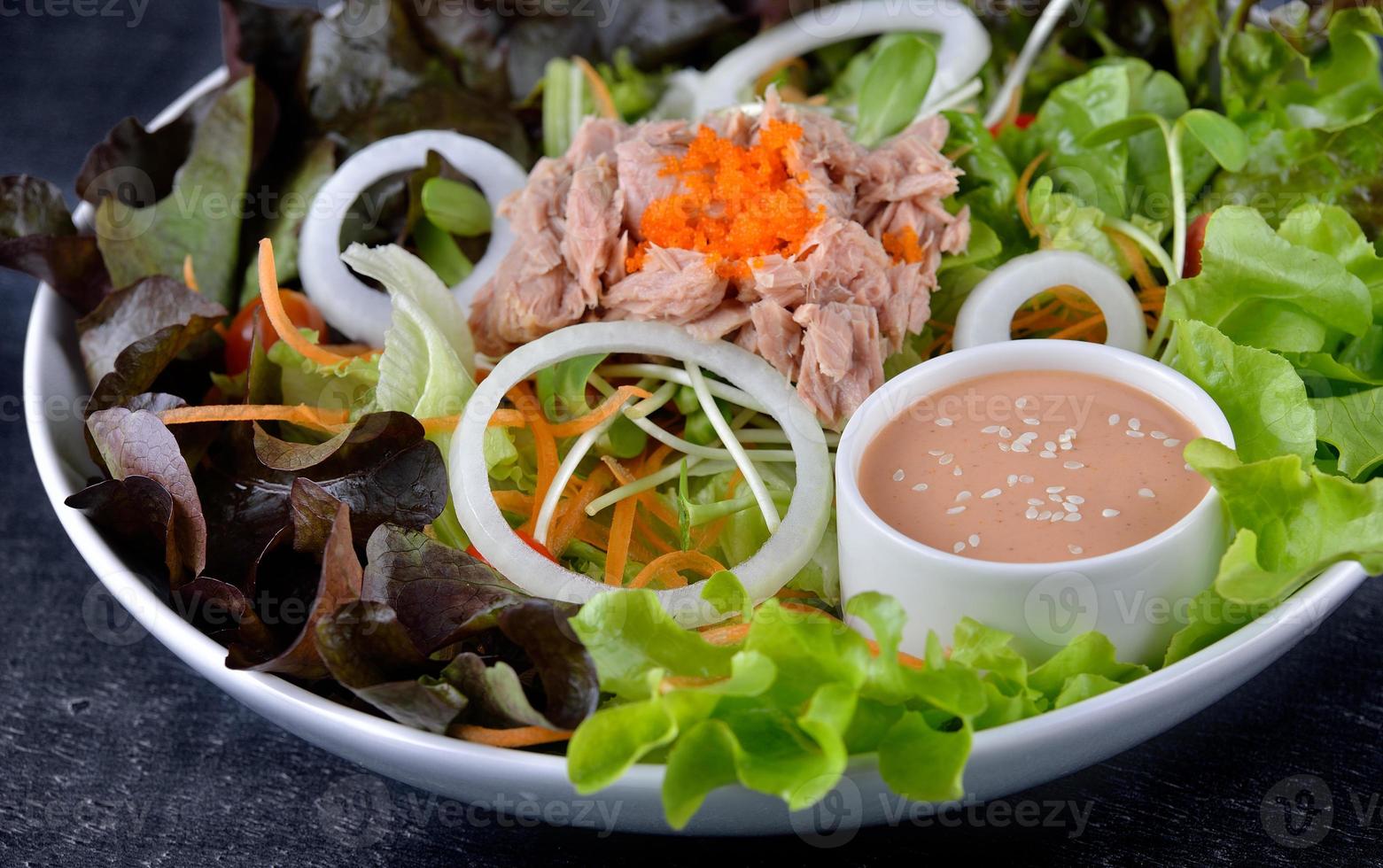 salada de atum e vegetais foto