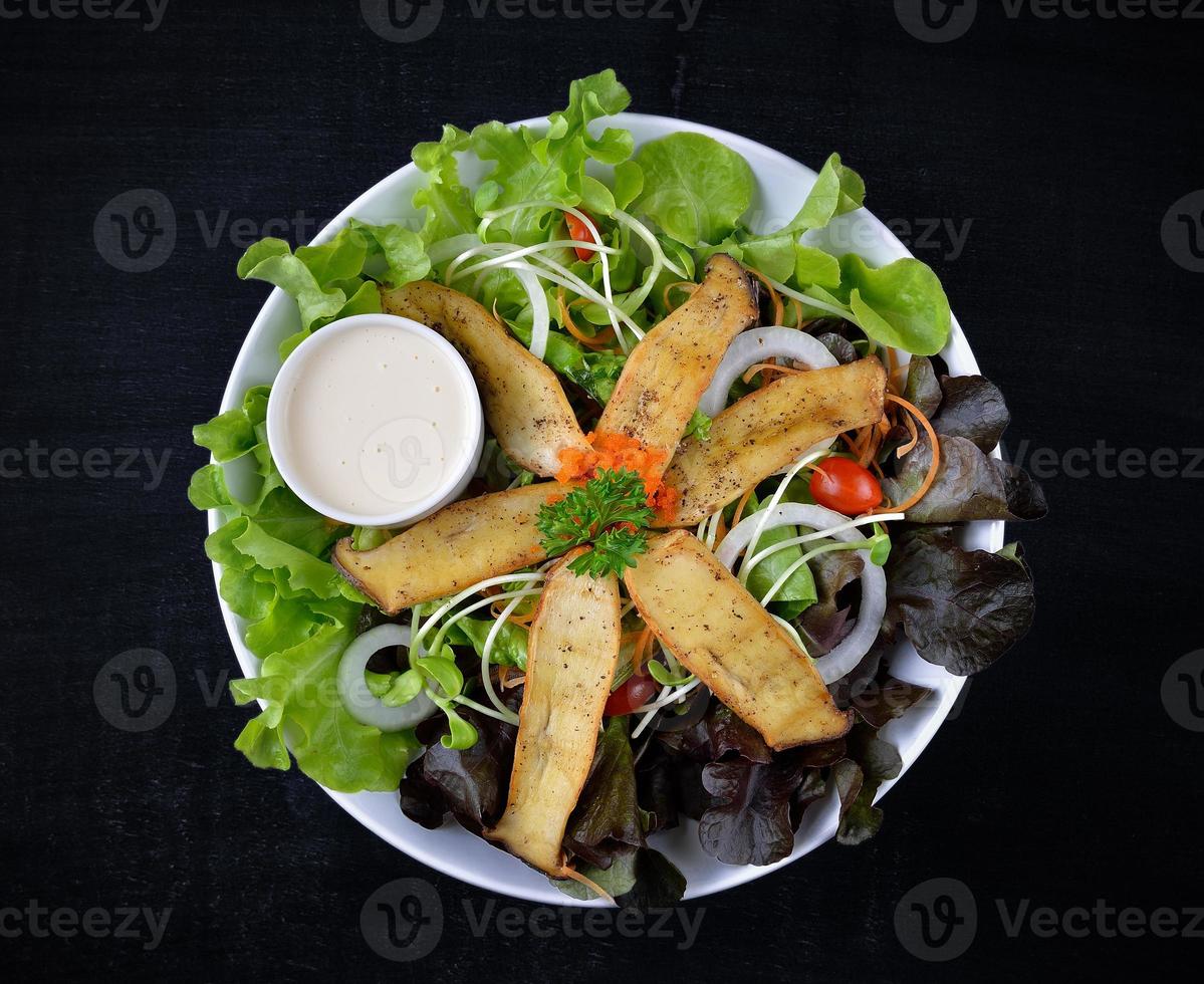 salada de cogumelos no prato branco foto