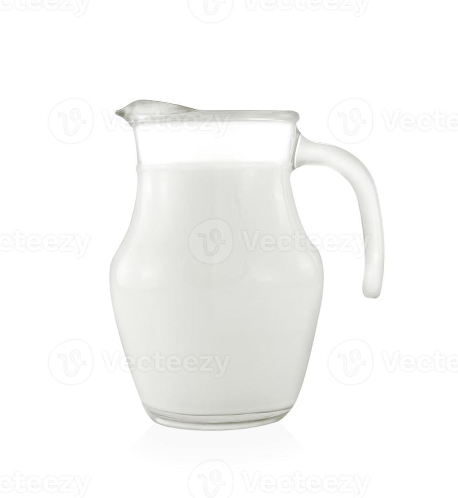 jarra de vidro de leite fresco no fundo branco foto