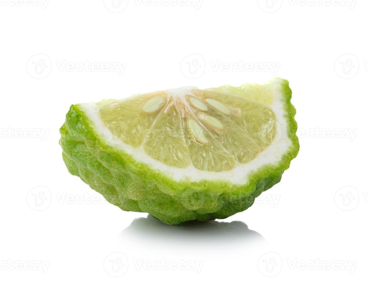 Fatia de bergamota isolado fundo branco foto