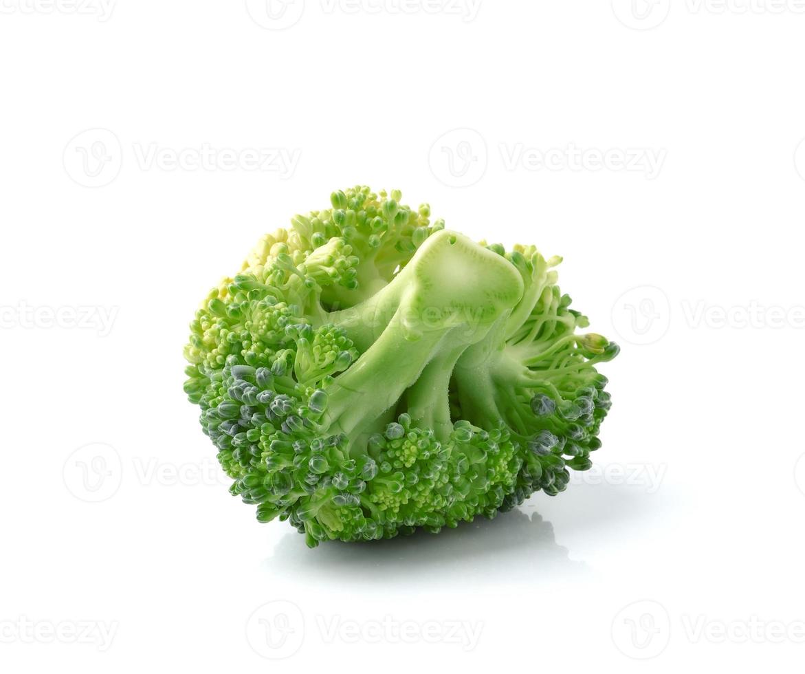 brócolis isolado no fundo branco foto