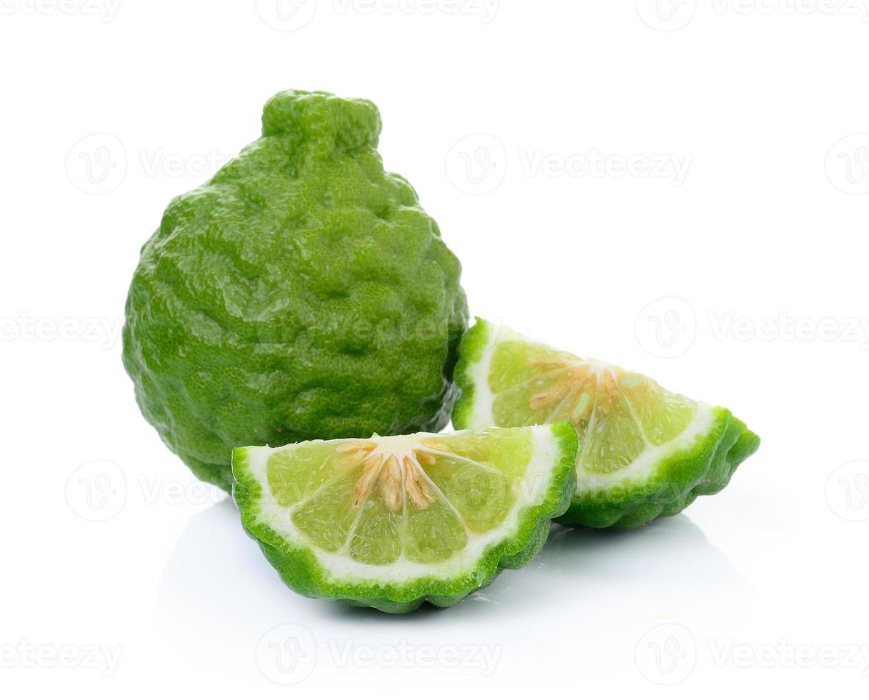 limão kaffir ou fruta bergamota no fundo branco foto