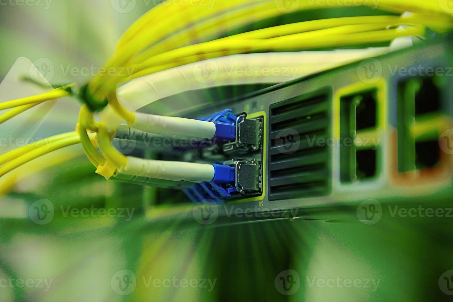 cabos de fibra óptica de rede e hub foto
