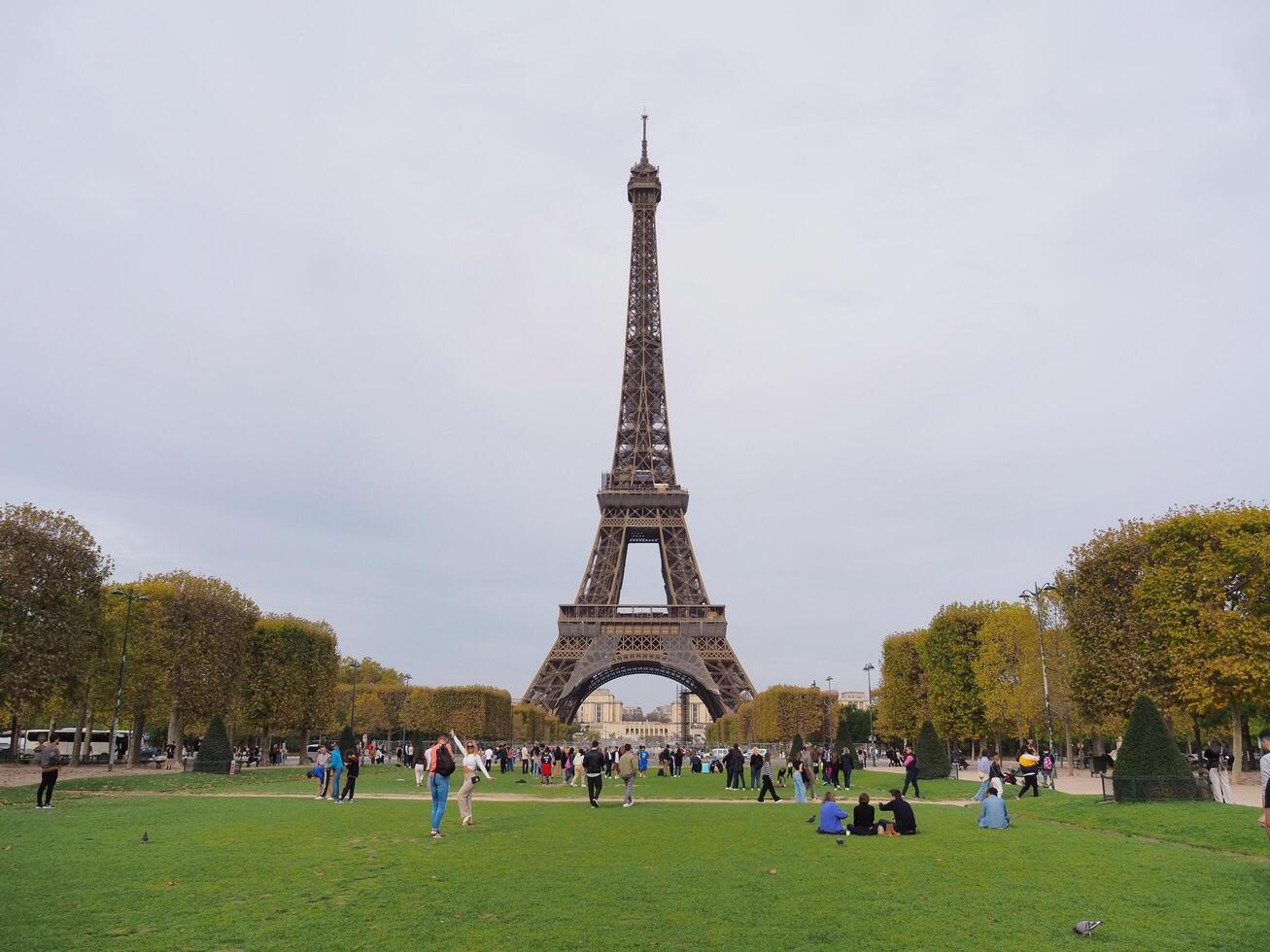 Paris, França. novembro 30, 2022. turista às a eiffel torre. foto