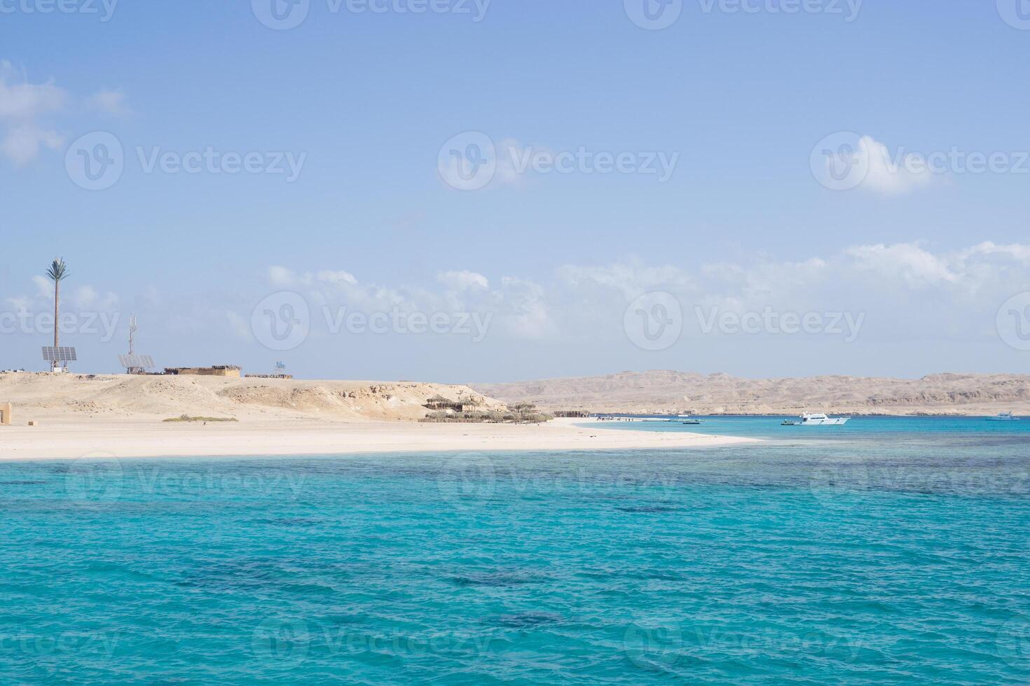 de praia relaxamento às a vermelho mar. conto de fadas momentos do uma ensolarado dia. a conceito do turismo e mar viagem foto