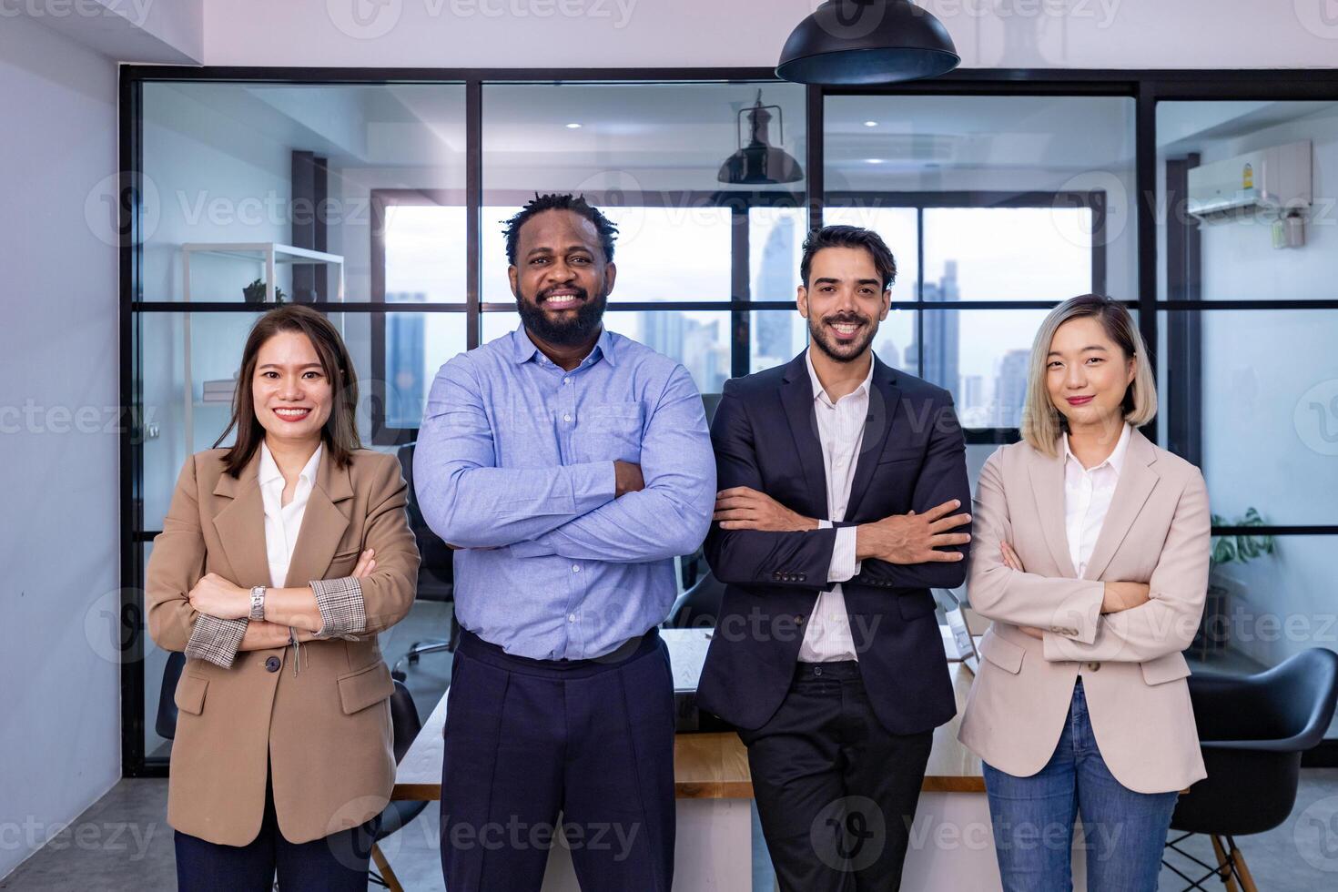 retrato do diverso empregado o negócio pessoas equipe cruzado mão trabalhando juntos dentro a escritório construção dentro formal Jaqueta para Liderança global trabalho em equipe e sucesso cooperação parceria foto