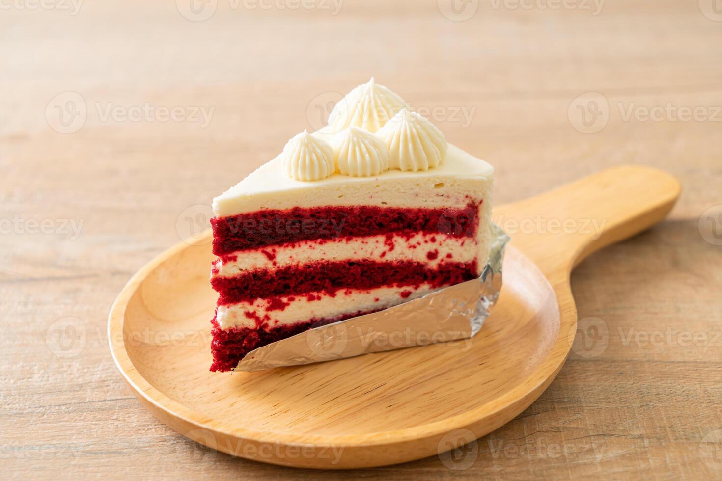 bolo de veludo vermelho no prato foto