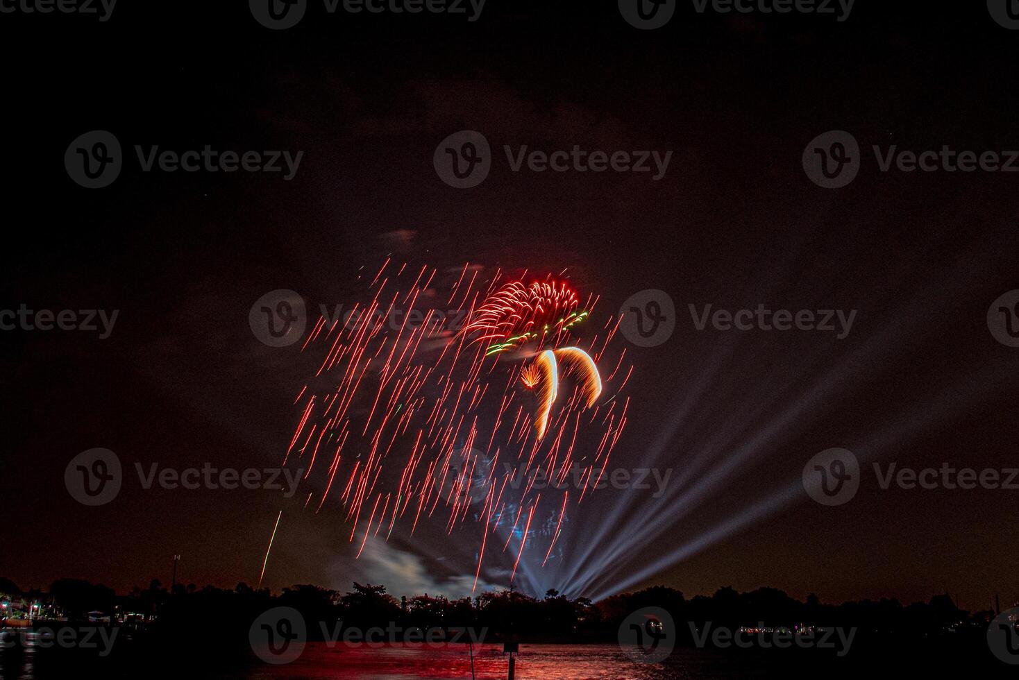 fogos de artifício no rio no céu escuro foto