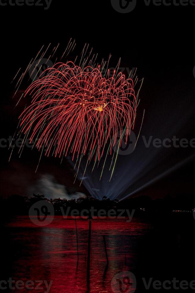 fogos de artifício no rio no céu escuro foto