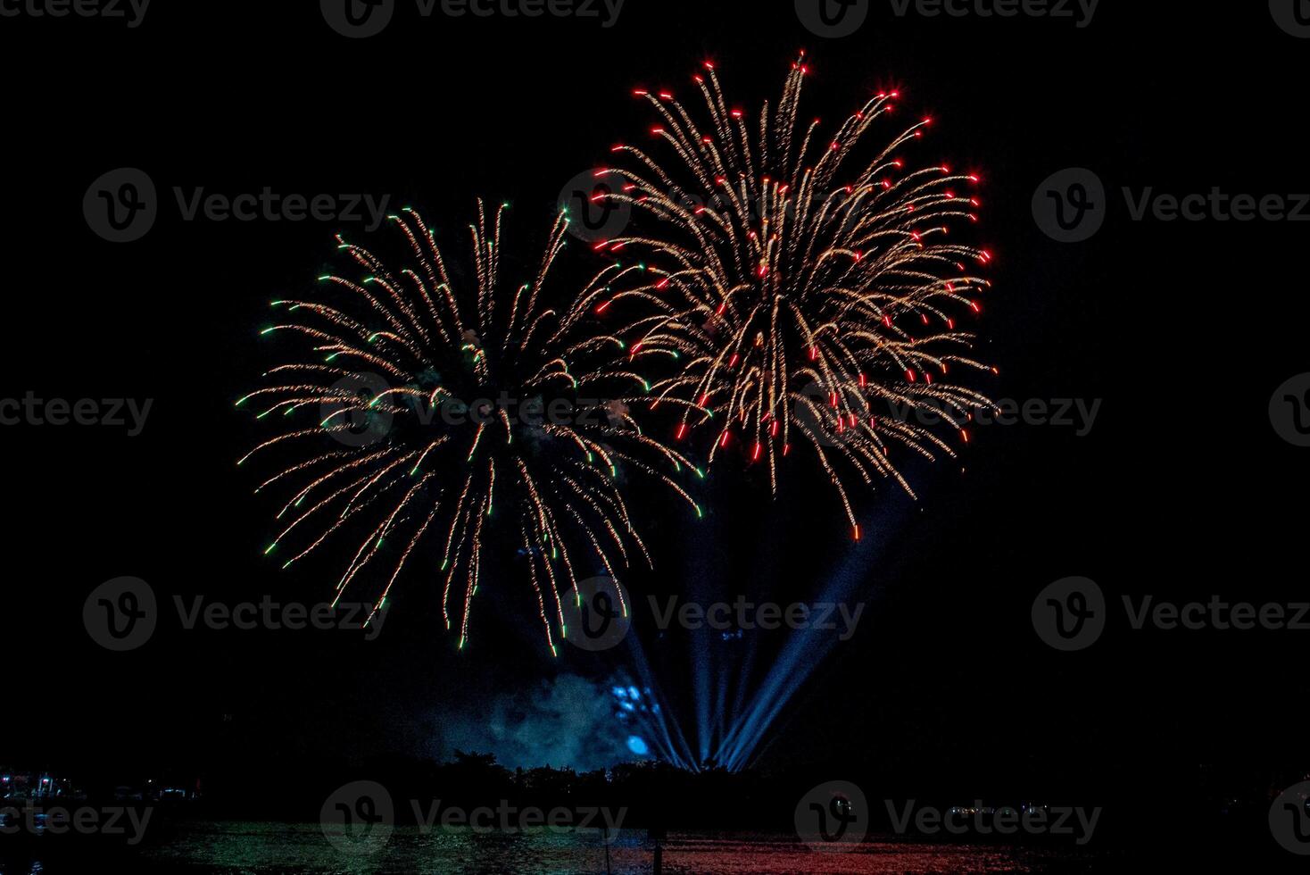 fogos de artifício no rio no céu escuro foto