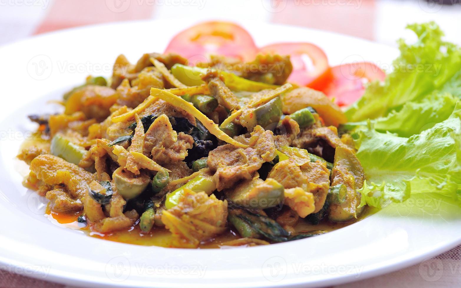 porco frito com pasta de pimentão, comida tailandesa. foto