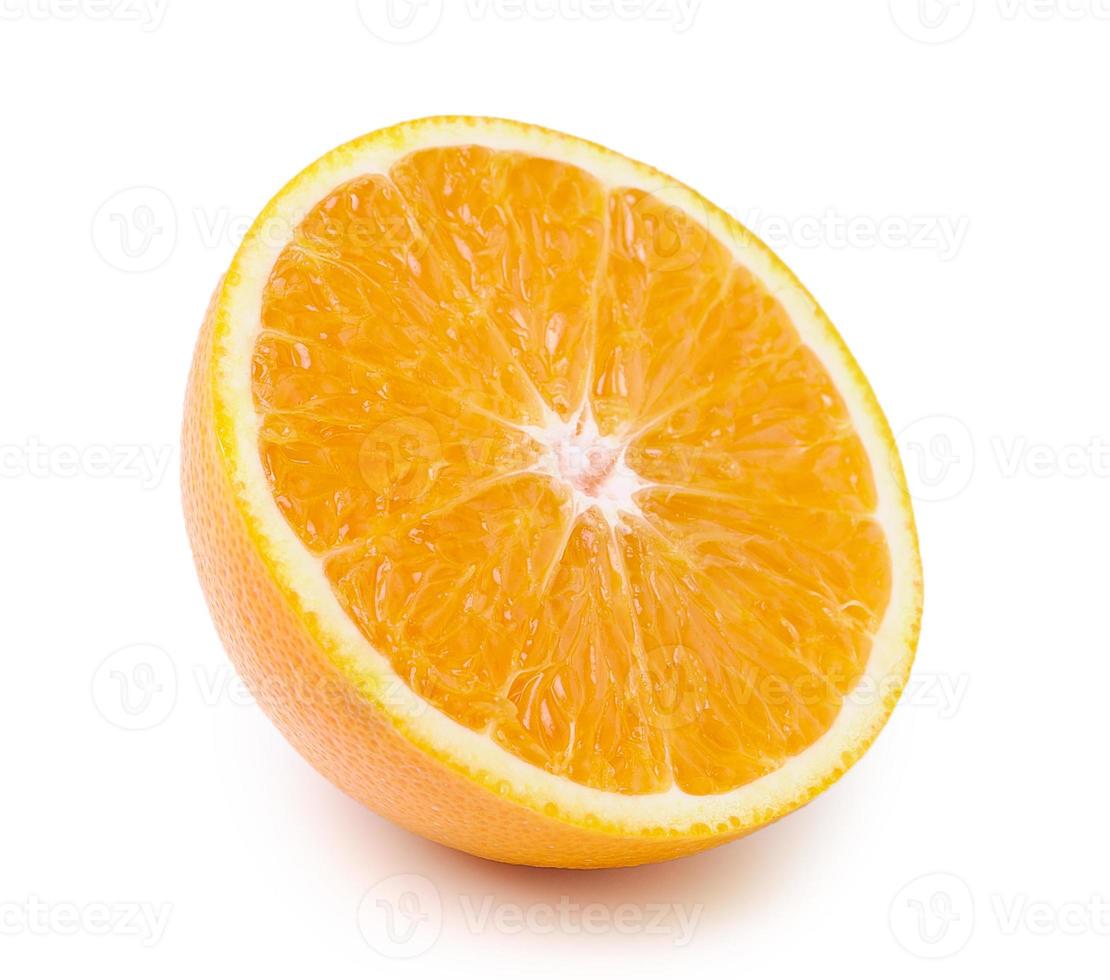 fruta meia laranja em fundo branco, fresca e suculenta foto