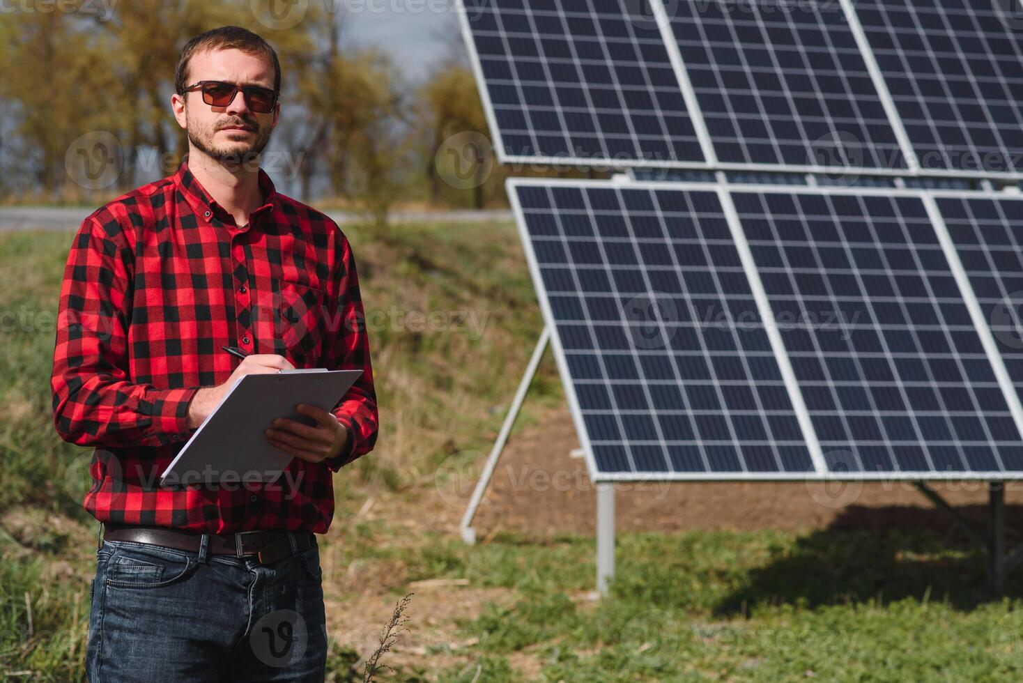 engenheiro. homem perto solar painel. trabalhador com uma pasta. foto