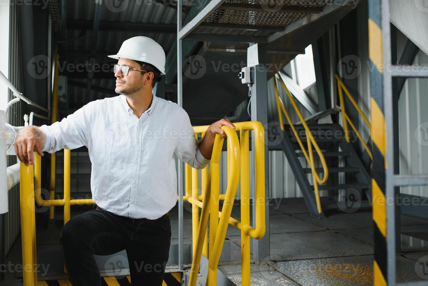 feliz masculino industrial técnico dentro uma fábrica foto