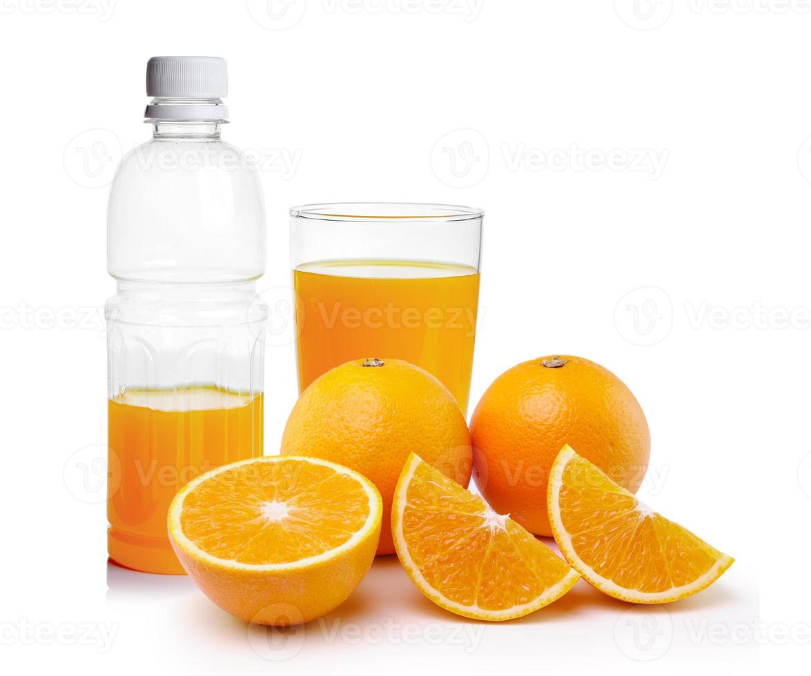 suco de laranja na garrafa de plástico e vidro foto