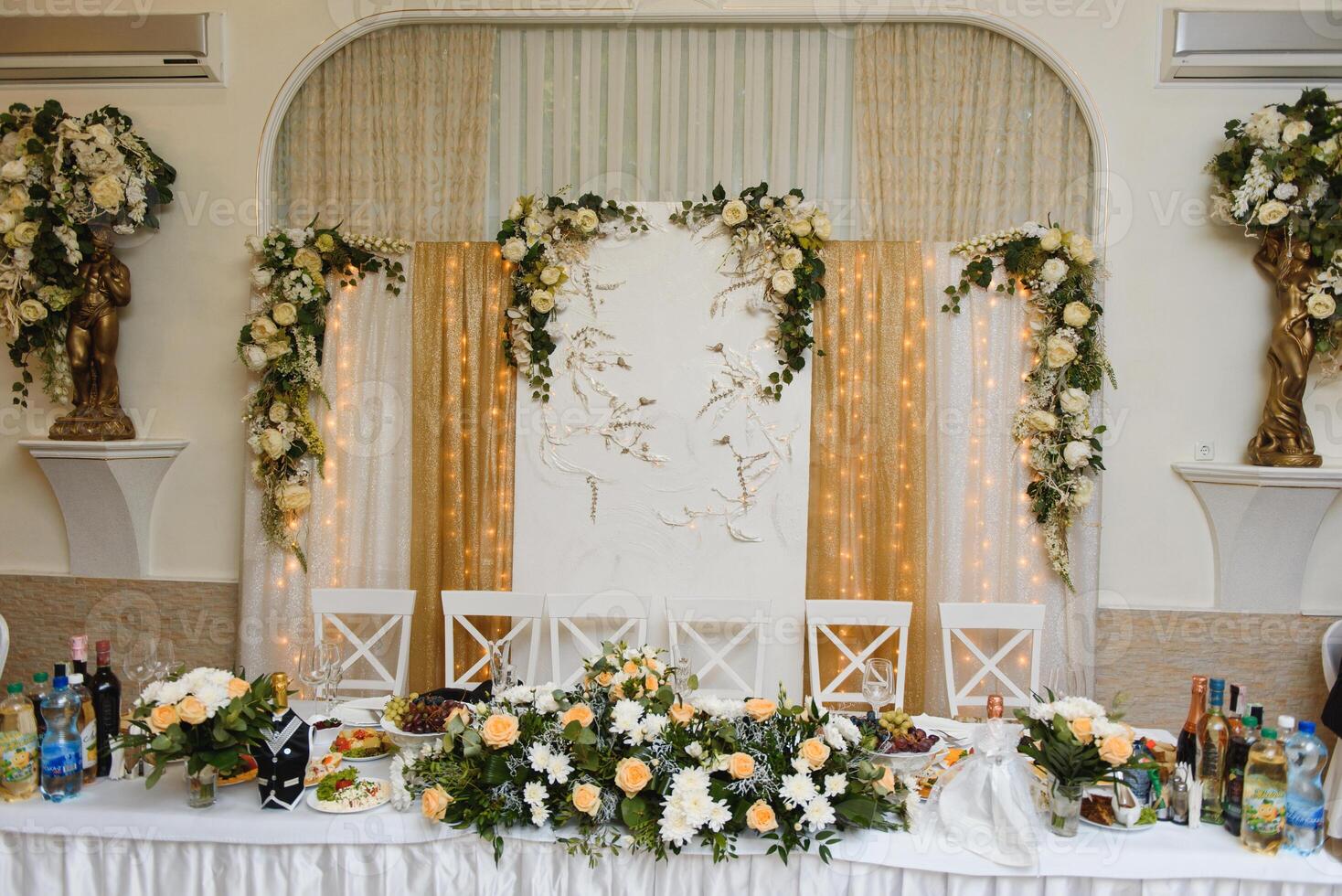 a imagem do mesas configuração às uma luxo Casamento corredor foto