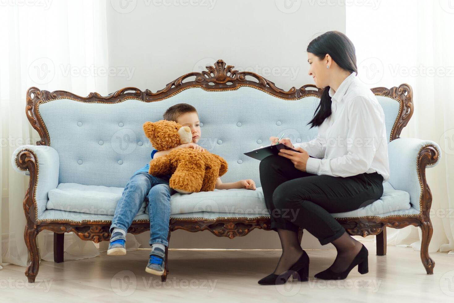 criança psicólogo atendendo pequeno garoto. a conceito do psicológico assistência para crianças. foto