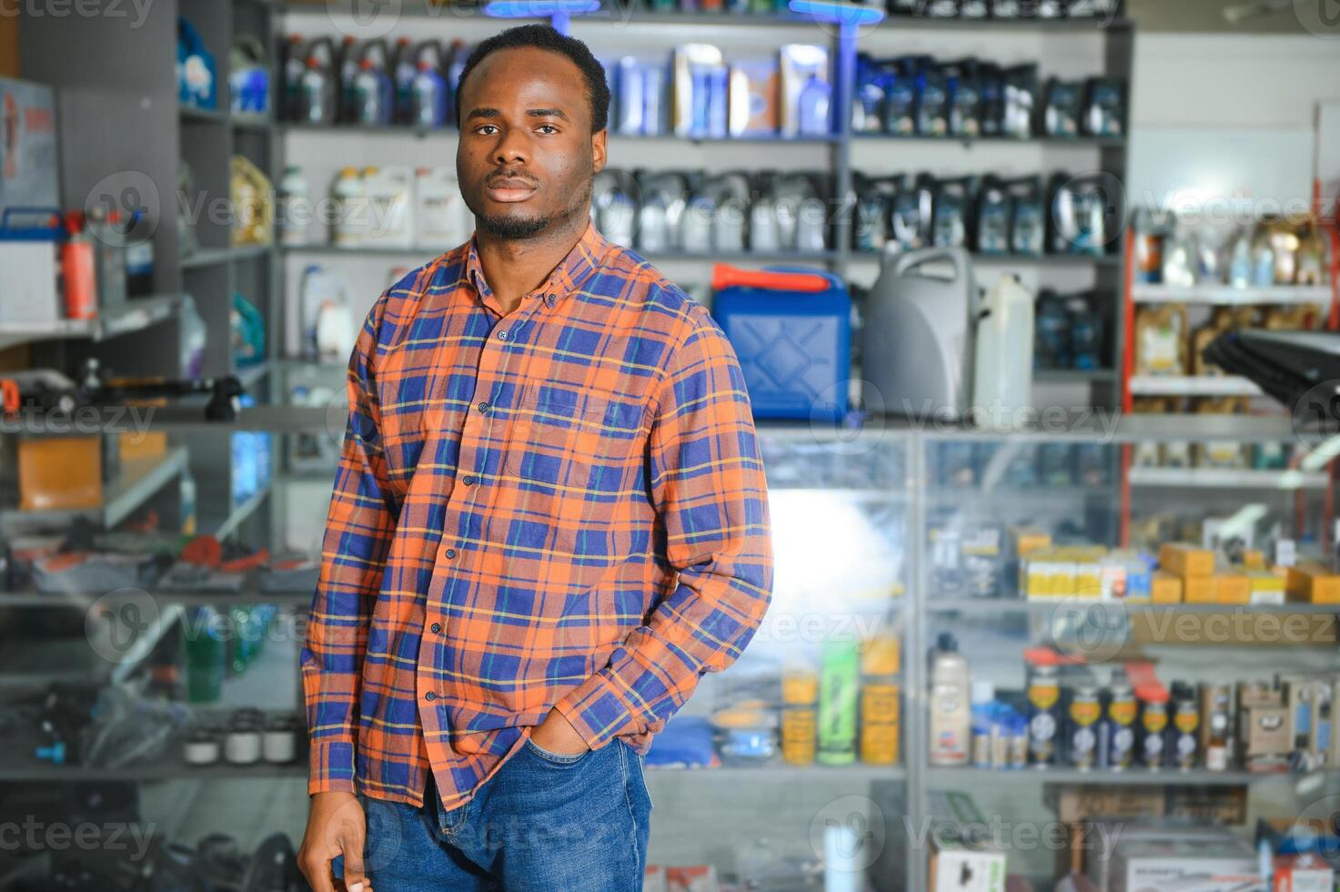 jovem africano americano homem dentro auto partes loja foto