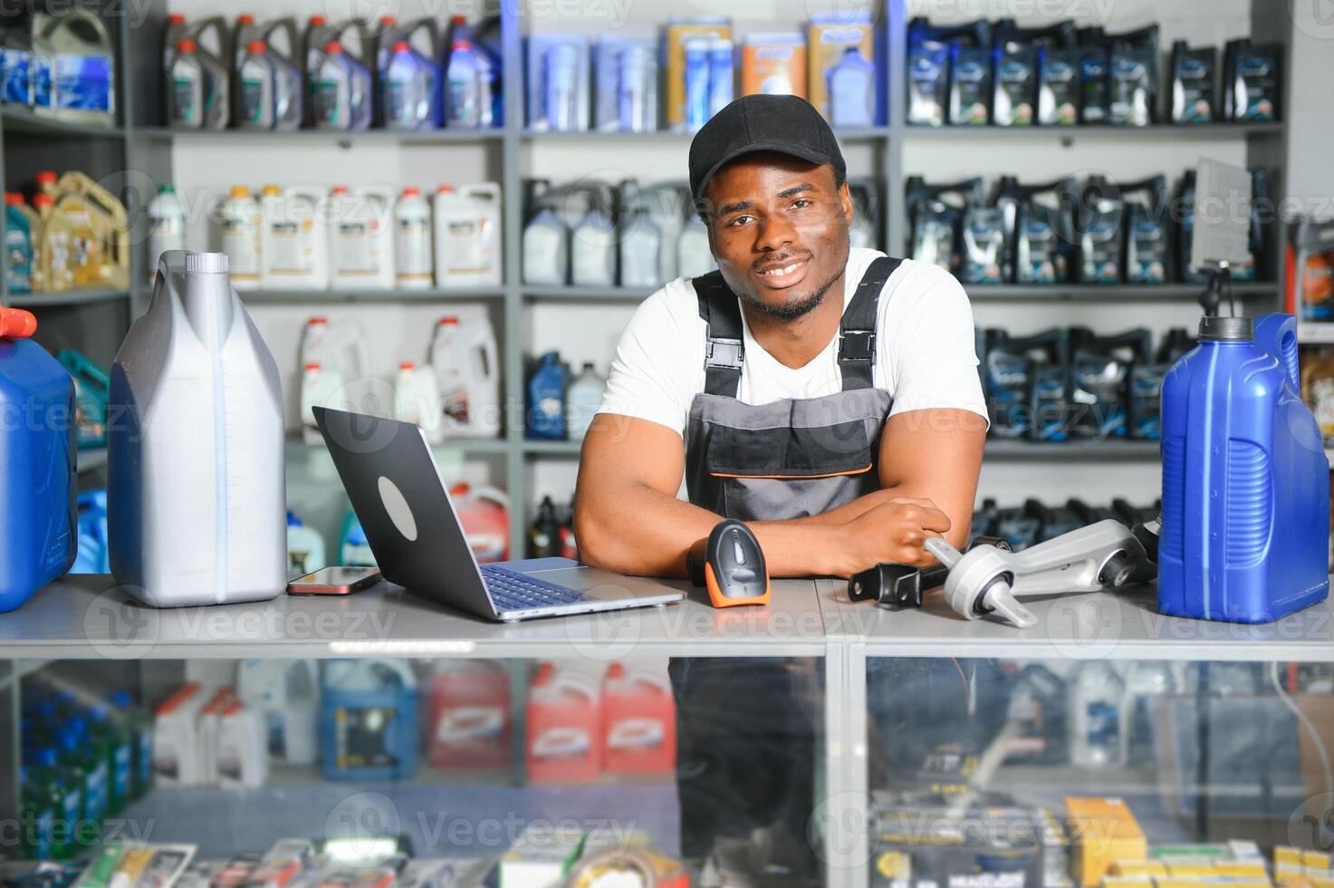 sorridente africano vendedor auto partes loja foto