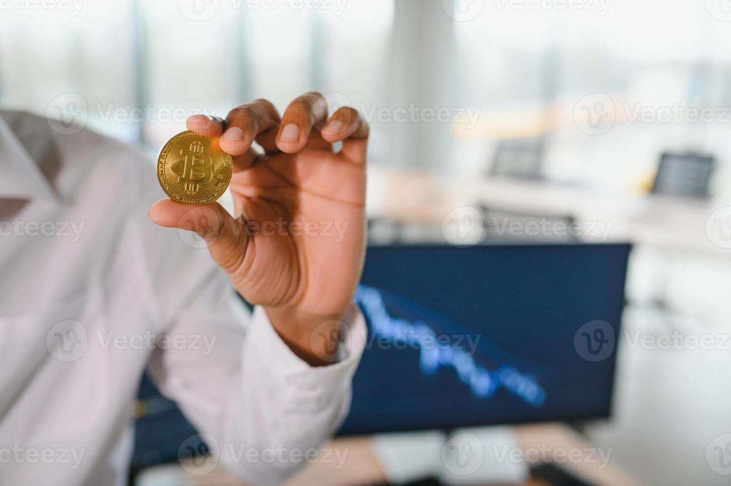 o negócio homem criptografia comerciante investidor analista segurando ouro bitcoin moeda comprando criptomoeda fichas analisando estoque mercado dados investimento riscos. foto