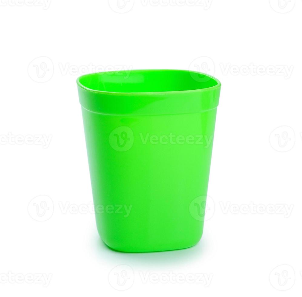 copo de plástico verde isolado no fundo branco foto