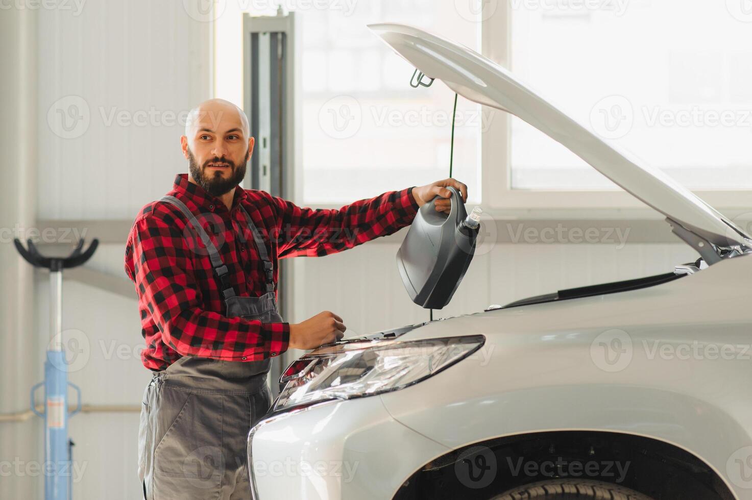 óleo é substituído dentro uma carro motor de uma qualificado auto mecânico dentro uma serviço Centro para aumentar motor vida, Incluindo drenando usava óleo, reabastecimento com alta qualidade óleo e nível ao controle. foto