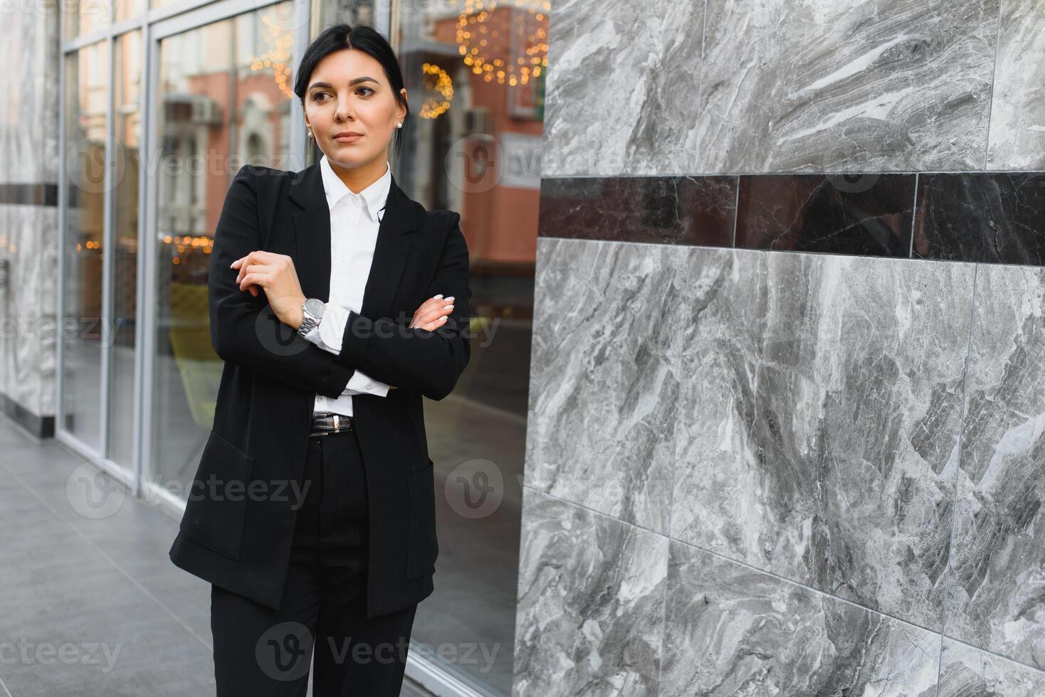 atraente jovem mulher dentro a cidade. o negócio senhora foto