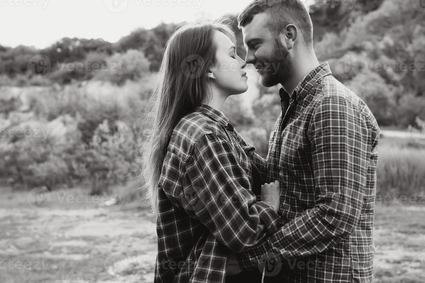 casal dentro amor descansar em verde Colina dentro país lado foto