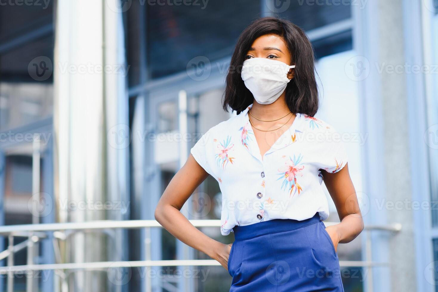 jovem voluntária afro-americana usando máscara facial ao ar livre. quarentena de coronavírus e pandemia global. foto