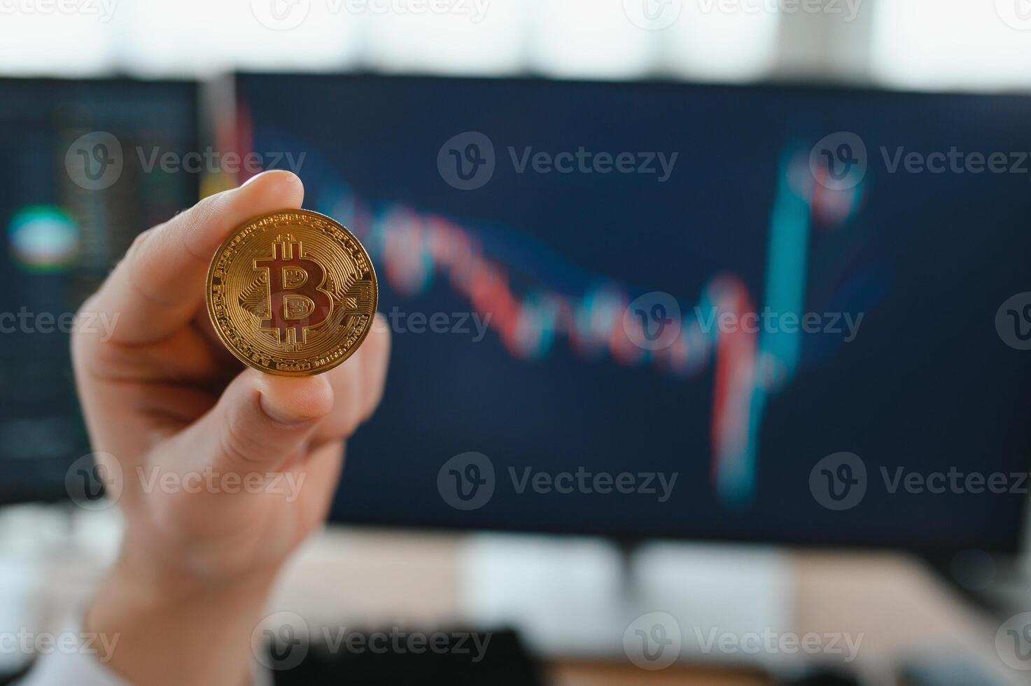 o negócio homem criptografia comerciante investidor analista segurando ouro bitcoin moeda comprando criptomoeda fichas analisando estoque mercado dados investimento riscos. foto