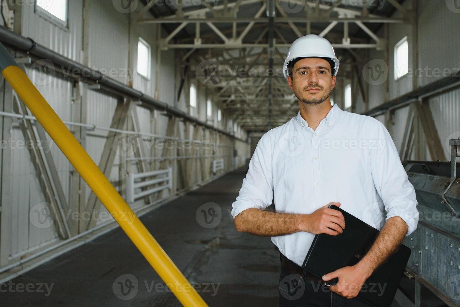 feliz masculino industrial técnico dentro uma fábrica foto