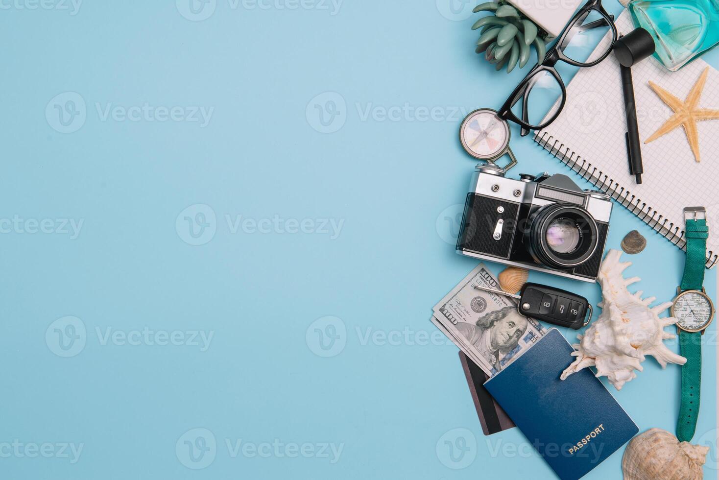 preparação para viajando conceito, assistir, avião, dinheiro, Passaporte, lápis, livro, foto quadro, óculos em azul fundo com cópia de espaço.