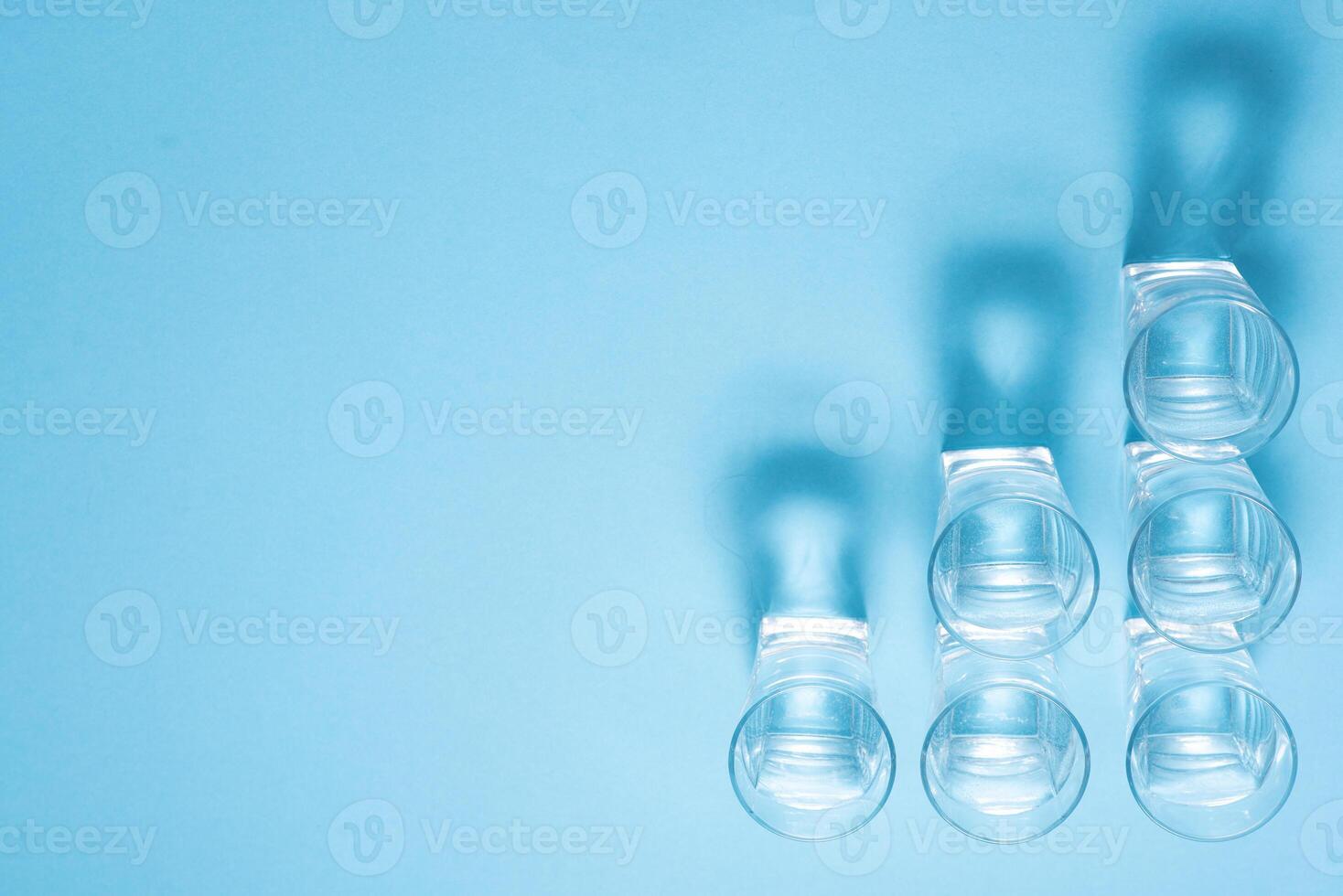 topo do Visão do beber óculos com água, nutrição e cuidados de saúde conceito, nutrição e cuidados de saúde conceito em branco fundo foto