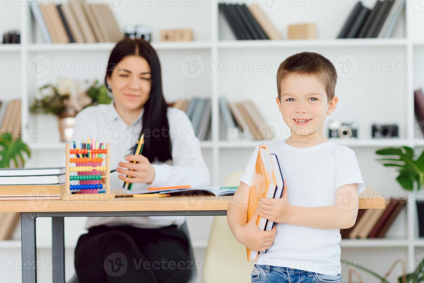 feliz professor dando sorridente menina privado lições depois de escola foto