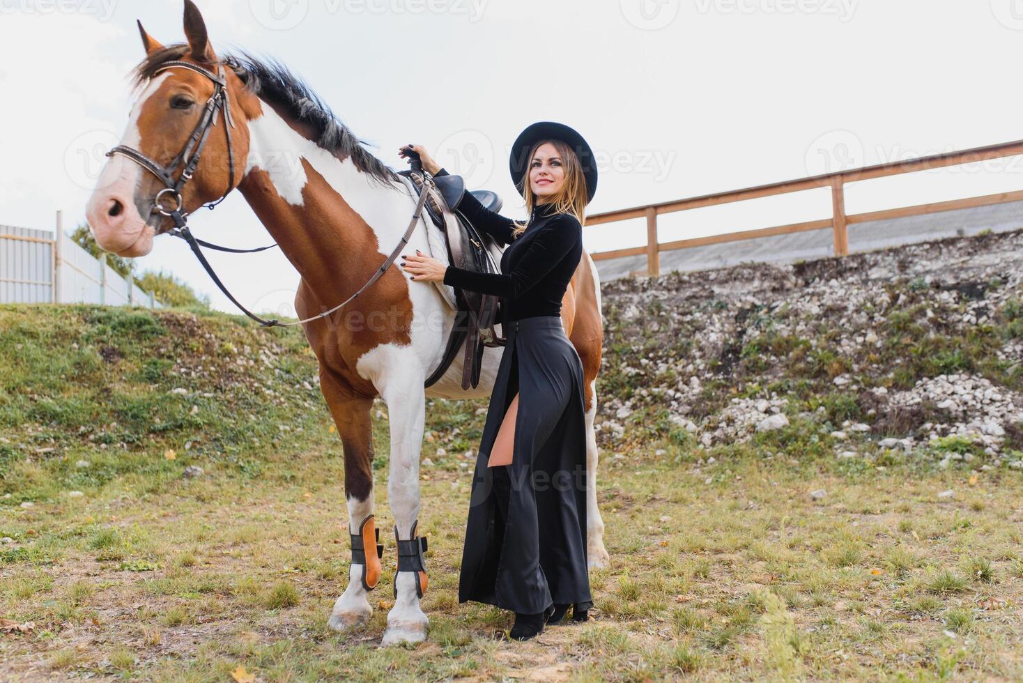 elegante retrato do uma lindo jovem mulher e cavalo foto