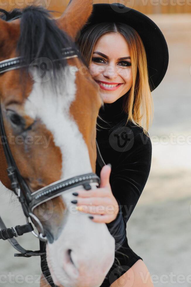 retrato do jovem bonita alegre mulher com cavalo às verão foto