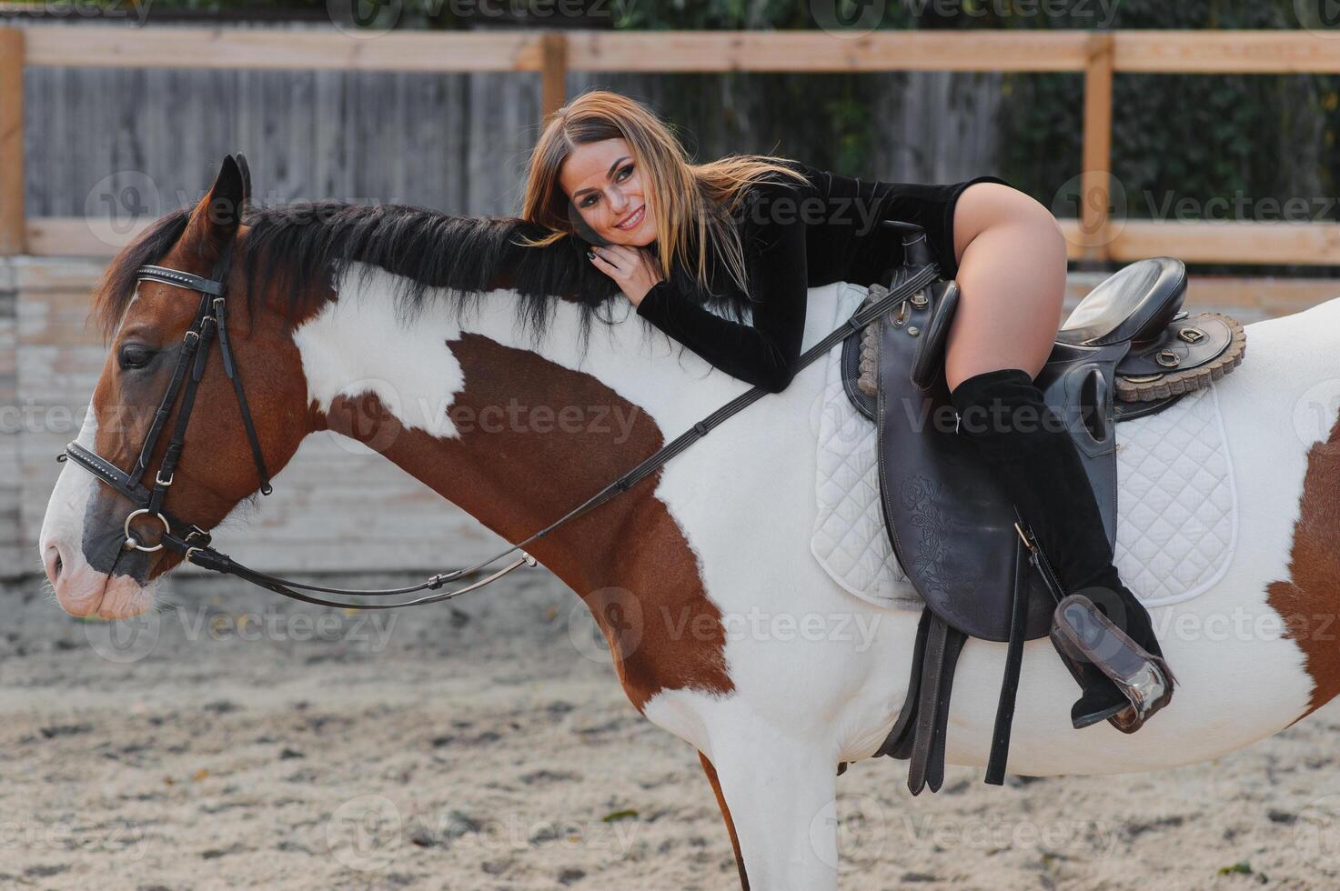 elegante retrato do uma lindo jovem mulher e cavalo foto