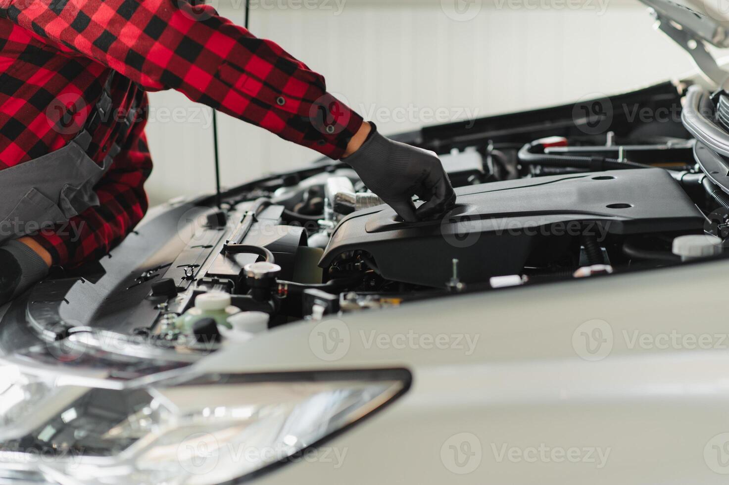 trabalhador reparos uma carro dentro uma carro reparar Centro foto