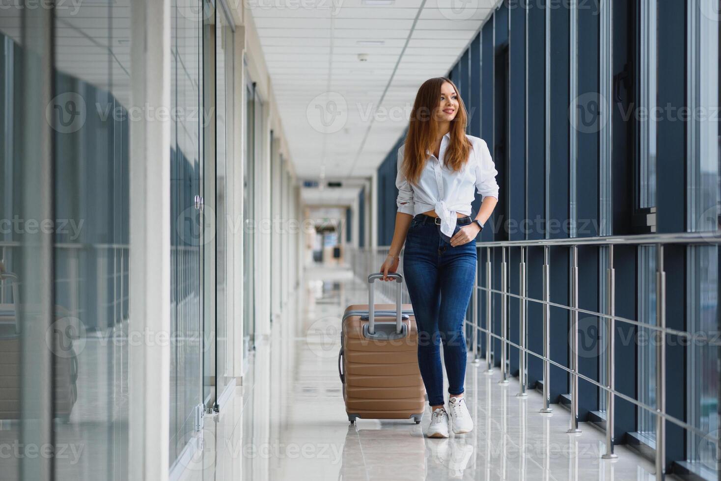 muito jovem passageira no aeroporto foto