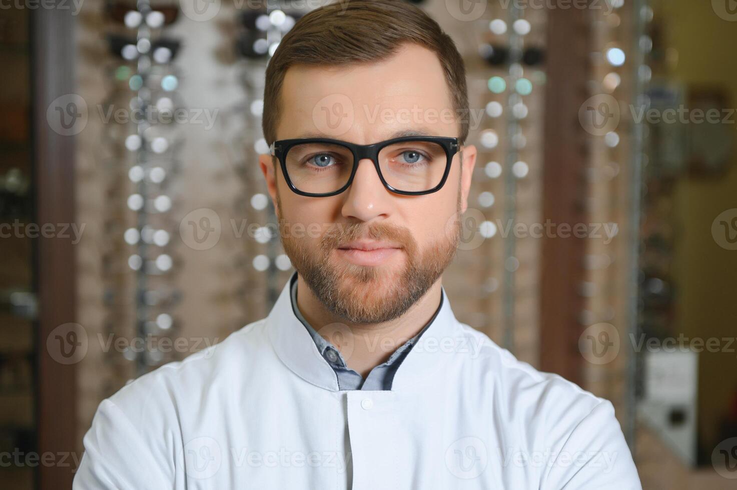 retrato do masculino oftalmologista dentro clínica foto