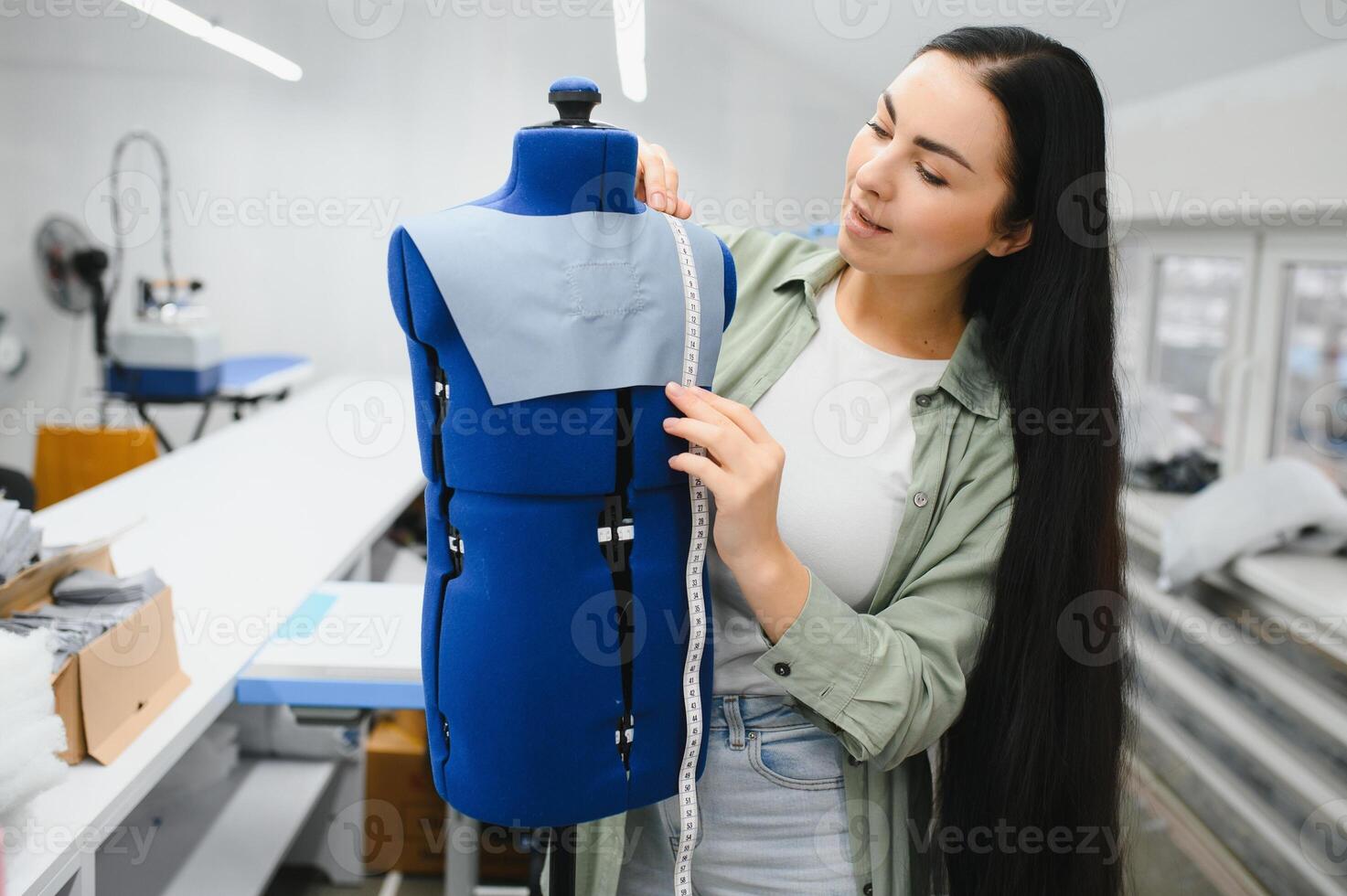 jovem mulher trabalhando Como costureira dentro roupas fábrica. foto