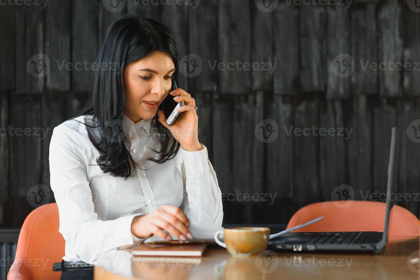 jovem o negócio mulher às a escritório foto