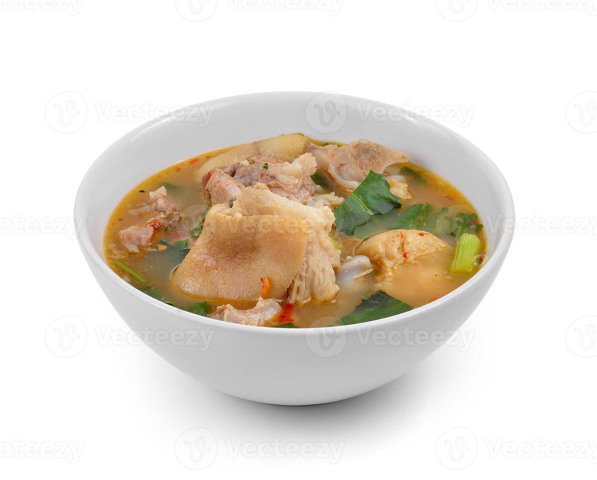 sopa quente e picante com carne de porco isolada no fundo branco foto