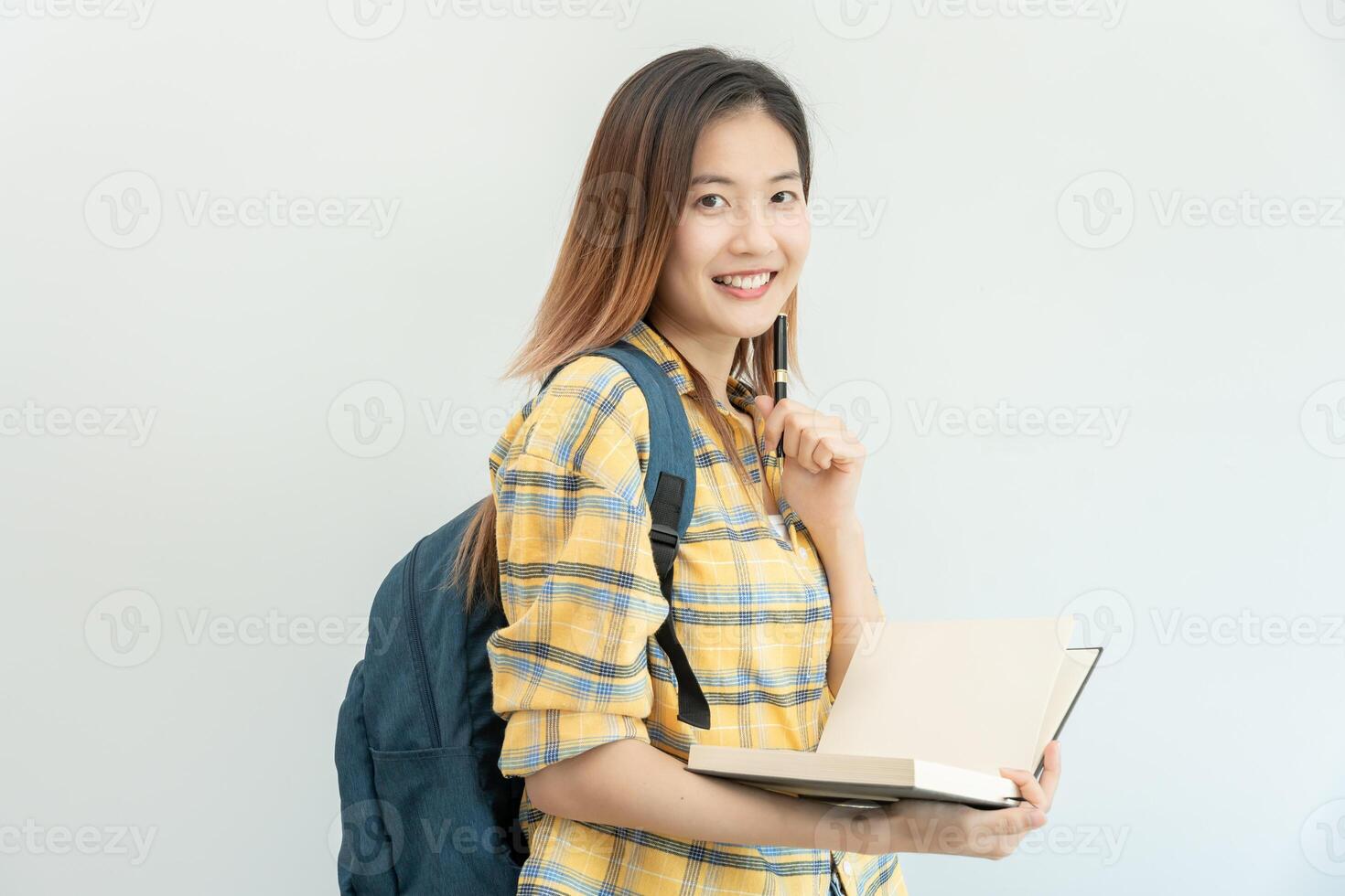 retrato lindo ásia mulher estudante. sorrir menina feliz estudar. ler livro dentro Faculdade campus. jovem fêmea em internacional Ásia universidade. Educação, estudar, escola, aprendizado, exame, continuar Educação foto