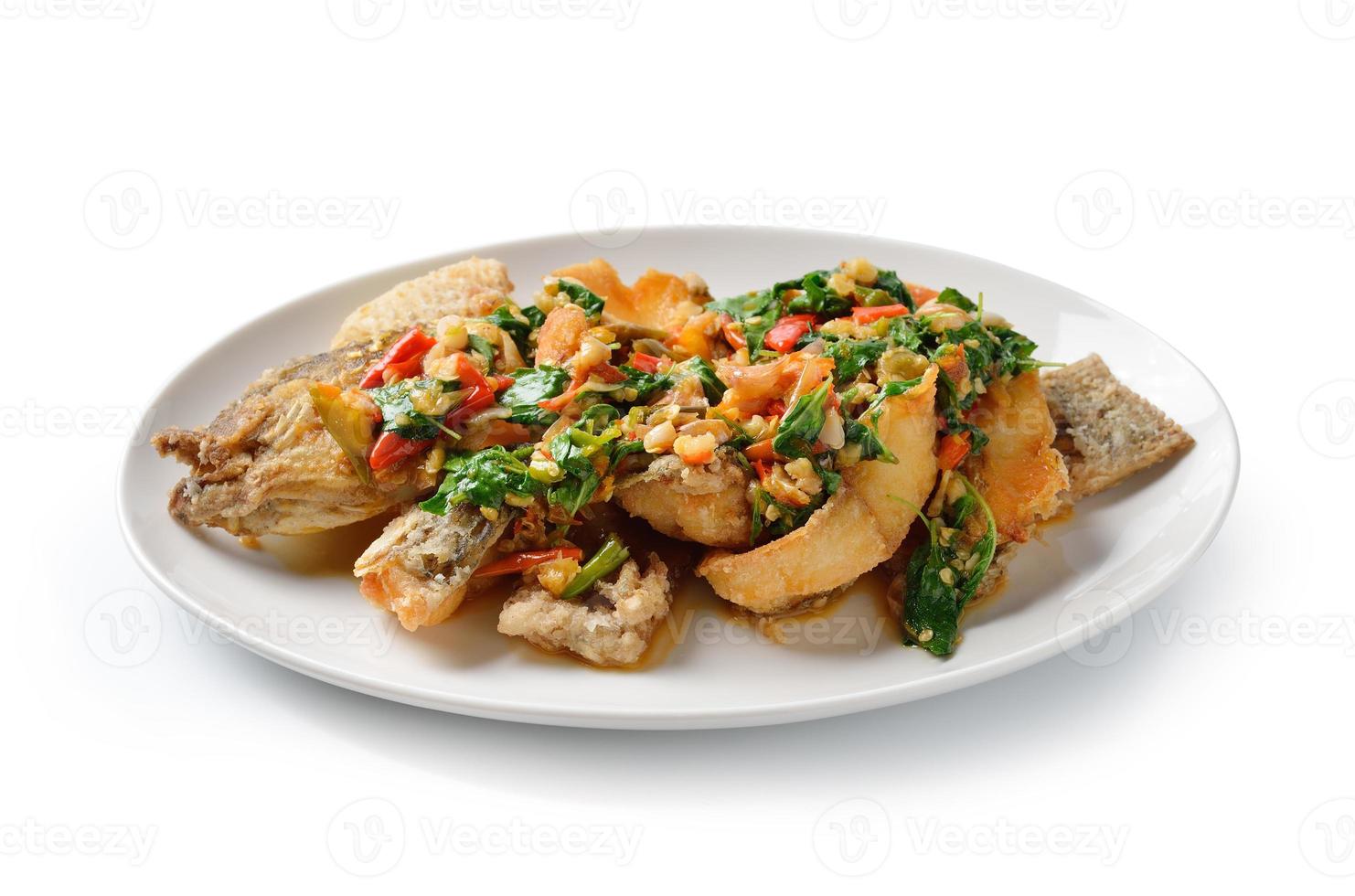 peixe frito com pimenta e especiarias, estilo de comida deliciosa Tailândia foto