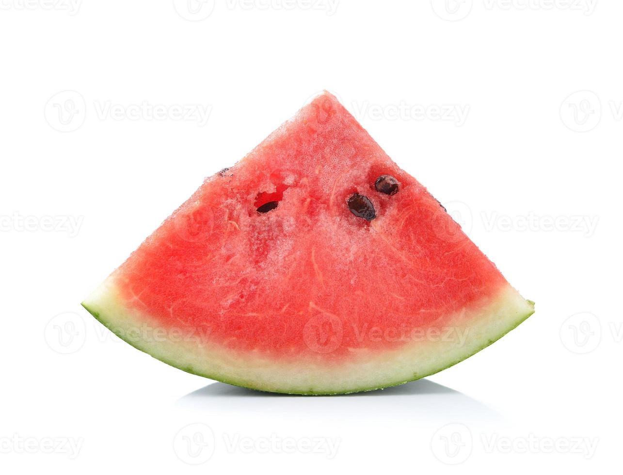 fatia de melancia no fundo branco foto