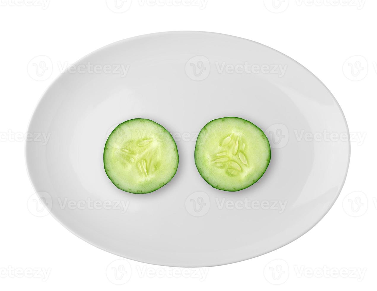 pepino no prato branco isolado no fundo branco foto